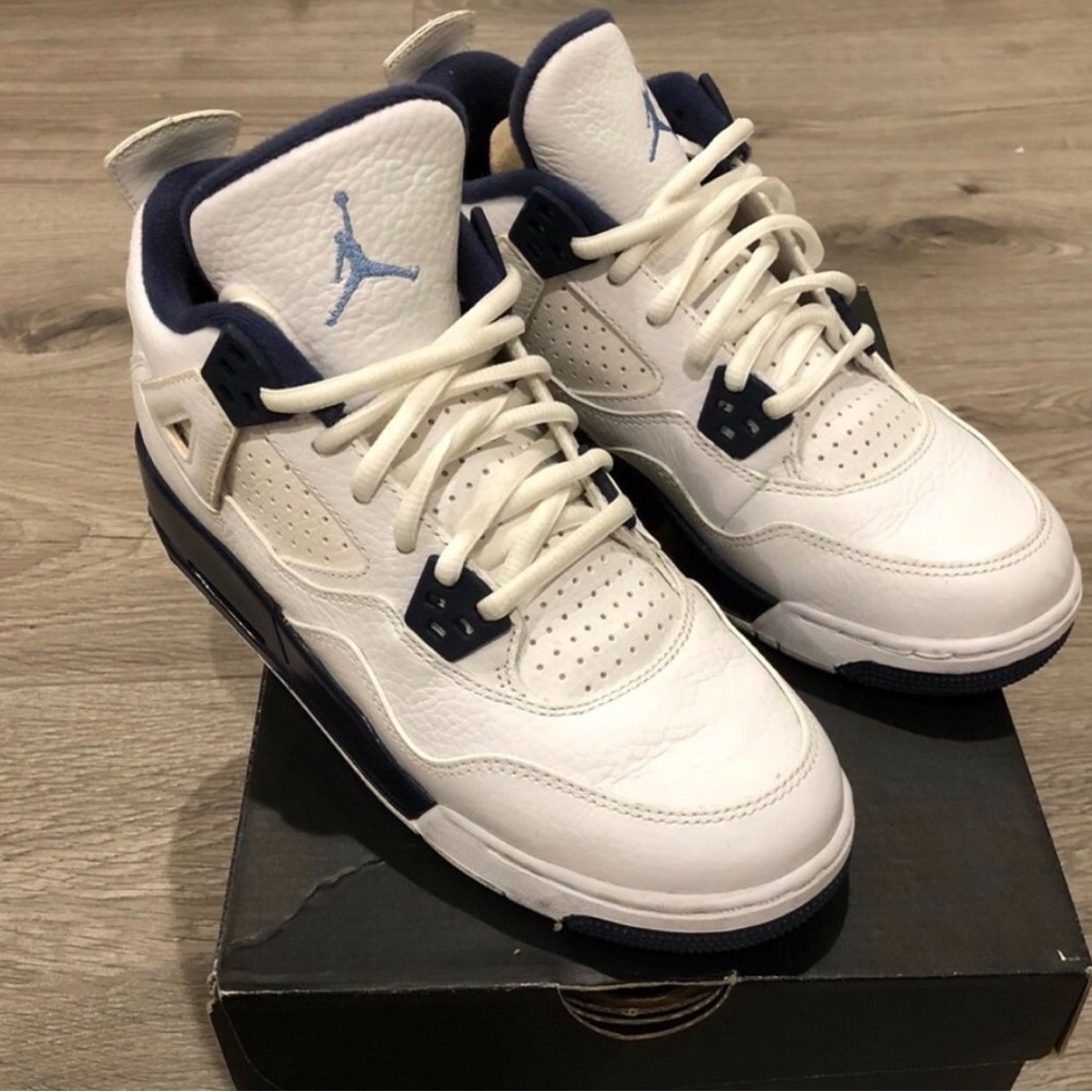 Air Jordan 4 Retro in white/midnight navy